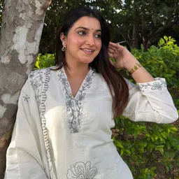 VredeVogel Women Floral Embroidered Thread Work Kurta With Trousers & Dupatta image 2