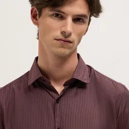 THE BEAR HOUSE Men Tailored Fit Vertical Striped Spread Collar Casual Shirt image 4