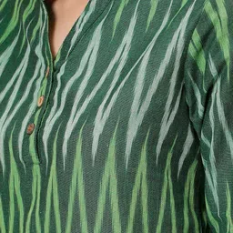 Cot'N Soft Green Woven Design V-Neck Thread Work Pure Cotton Handloom Thread Work Kurti image 3