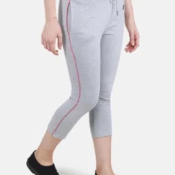 Monte Carlo Women Low-Rise Regular Fit Capris image 2