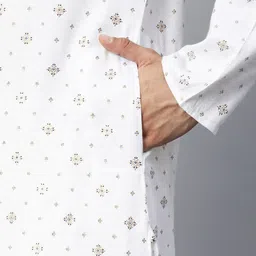 MANQ Men White Ethnic Motifs Printed Straight Cotton Kurta image 3