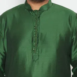 VASTRAMAY Plus Size Men Green Solid Kurta image 4