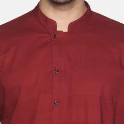 SHOWOFF Men Maroon Solid Kurta image 5