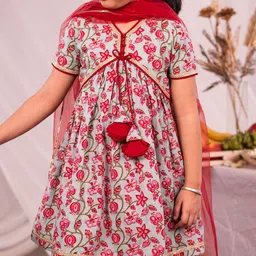 VASTRAMAY Girls Floral Printed Sequinned Pure Cotton Anarkali Kurta With Trouser & Dupatta image 3