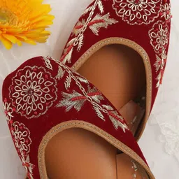 GLAM STORY Women Embellished Ethnic Mojaris Flats-image-46