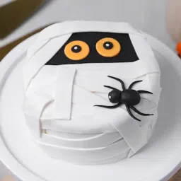 Creepy Cute Mummy Halloween Cake image 4