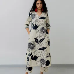 gosriki Women's Cotton Blend Straight Printed Kurta with Pant image 3