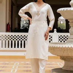 little heaven Women Floral Embroidered Regular Thread Work Chanderi Silk Kurta with Trousers & With Dupatta image 4