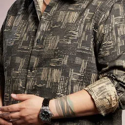 Instafab Plus Men Textured Spread Collar Cotton Casual Shirt image 3