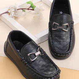 Cute Walk by Babyhug Loafer With Textured Design - Black-picture-10