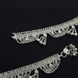 LAKSHYA COLLECTIONS Women Silver Anklet image 4