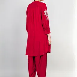 Dora Dori Embroidered Mandarin Collar Chanderi Silk Straight Kurta With Trousers image 3