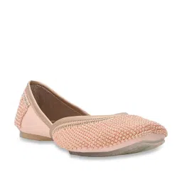 Jove Women's Peach Ethnic Juttis image 2