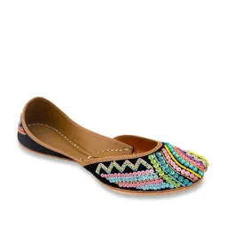 NR by Nidhi Rathi Women's Black Ethnic Juttis image 3