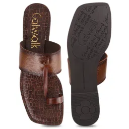 Catwalk Women's Brown Toe Ring Sandals image 3