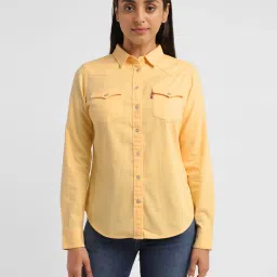 levi's Women's Solid Spread Collar Shirt image 2