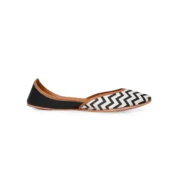NR BY NIDHI RATHI Black Zig-Zag Printed Leather Juttis-picture-37