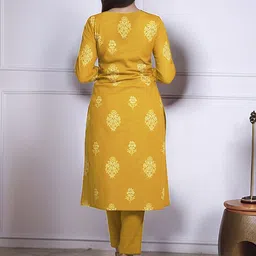 DIVASTRI Women Floral Printed Kurta with Trousers image 3