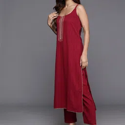 varanga Women Crepe Kurta Pant Dupatta Set image 3