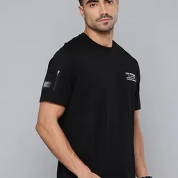 Levis Pure Cotton Solid T-shirt image 4
