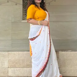 Saree Mall White Embellished Sarees With Unstitched Blouse image 3