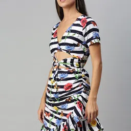 KASSUALLY Deep Black and White Floral Print Smocked Dress image 3