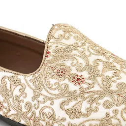 House of Pataudi Men Embroidered Ethnic Mojaris image 5