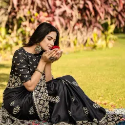 Saree Mall Black Cotton Self Saree with Blouse Piece image 2