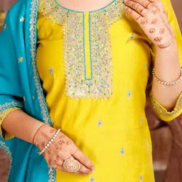 7Tiara Girls Floral Embroidered Sequinned Kurta With Trouser & Dupatta image 2