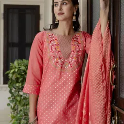 VredeVogel Women Floral Embroidered Regular Sequinned Chanderi Silk Kurta with Trousers & With Dupatta image 5