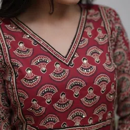 Vastranchal Women Floral Printed Regular Kurta with Trousers & With Dupatta image 2