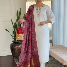 VASTRAHUT Women Floral Embroidered Kurta with Trousers & Dupatta image 3