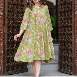 Demirner Women Floral Printed Sequinned Floral Kurta image 1