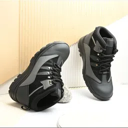 Peclo Men Colourblocked Leather Sneakers image 3