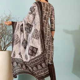 DIVASTRI Floral Printed Notch Neck Pure Cotton Straight Kurta With Trouser & Dupatta image 2