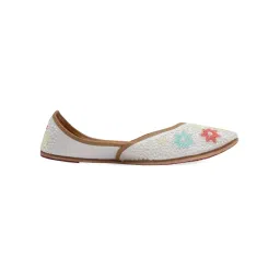 NR BY NIDHI RATHI White Embroidered Leather Juttis-picture-10