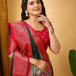 KAYOMMI Checked Zari Kanjeevaram Saree image 5