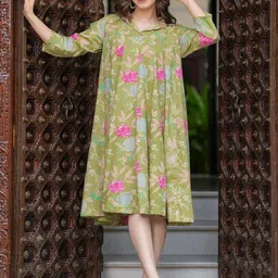 Demirner Women Floral Printed Sequinned Floral Kurta image 2