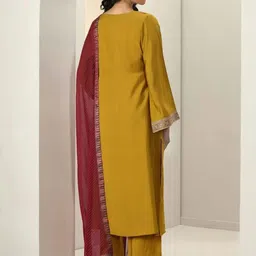 DMUNESH FASHION Women Embroidered Regular Kurta Set With Dupatta image 3