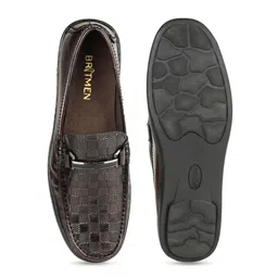 BRITMEN Men Textured Leather Loafers image 4