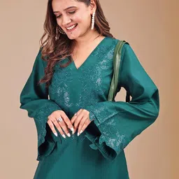 Tikhi Imli Embroidered V-Neck Tunic & Trousers Co-OrdsSet image 3