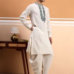 House of Pataudi Men Embroidered Straight Kurtas image 2