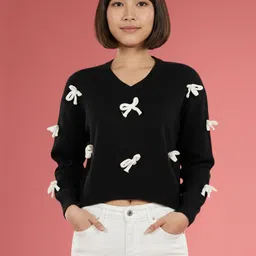 DressBerry V-Neck Crop Pullover with Applique Detail-picture-37