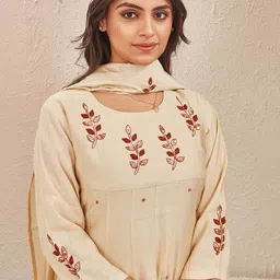 TWINS LADY Women Floral Embroidered Regular Thread Work Chanderi Silk Kurta with Trousers & With Dupatta image 2