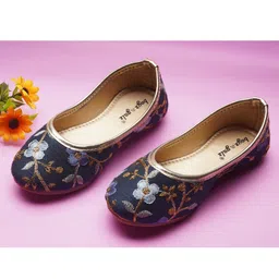 boyz n galz Floral Embroidered Mojaris - Green-picture-34