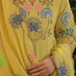FAST FASHIONS Women Floral Embroidered Panelled Thread Work Kurta with Trousers & With Dupatta image 5