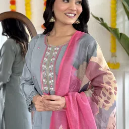 DIVASTRI Women Trousers & image 2