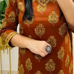 Vastranchal Women Floral Printed Regular Kurta with Trousers & With Dupatta image 2