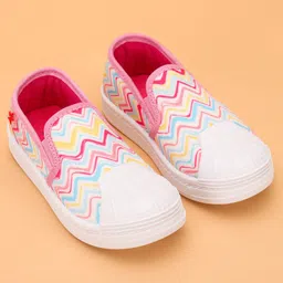 Cute Walk by Babyhug Slip On Chevron Printed Casual Shoes - Pink image 2