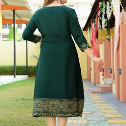 SMIEN Women Printed Viscose Rayon Kurta Sets image 2